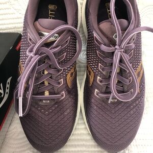 Saucony Triump 18 Dusk Gold Women’s Sneakers 8B NWB